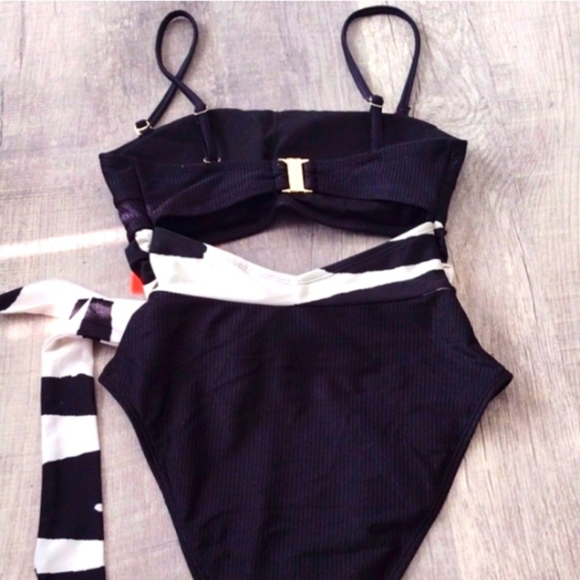 ❤️Bundle Only❤️ Nordstrom One Piece Black & White Cut Out High Cut Swim Suit - Picture 3 of 12